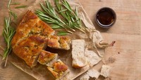 Masyarakat Italia memiliki roti tradisional yang disebut focaccia. Bahan baku utamanya adalah tepung terigu protein tinggi, minyak, garam, air dan ragi. Adonan focaccia dimasak dengan cara dipanggang dalam oven batu tradisional. Saat dipanggang, roti ini akan menggelembung, ini tanda jika roti sudah matang. Foto: Istock