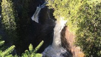 Devils Kettle alias Air Terjun Ketel Setan berlokasi di Taman Nasional Judge Magney, Grand Marais, Minnesota, AS (deliasei/Instagram)