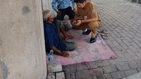 Petugas P3S Suku Dinas Sosial Jakarta Utara kemudian langsung mengevakuasi kakek tersebut ke panti. 