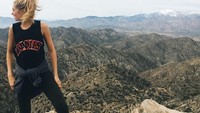 Selain ke pantai, Bridget juga hiking ke gunung-gunung yang berada di taman nasional di Amerika. (bridgetmalcolm/Instagram)