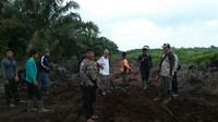 Tim pemburu Bonita bekerja siang malam menembus hutan.