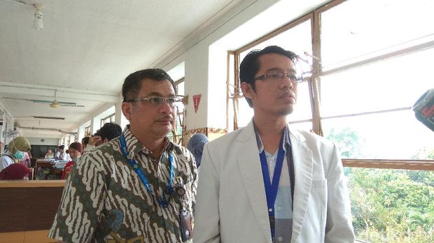 Kepala Instalaasi PKRS dan Humas RSUD Dr Soetomo, Dr Pesta Parulian (berbaju batik).