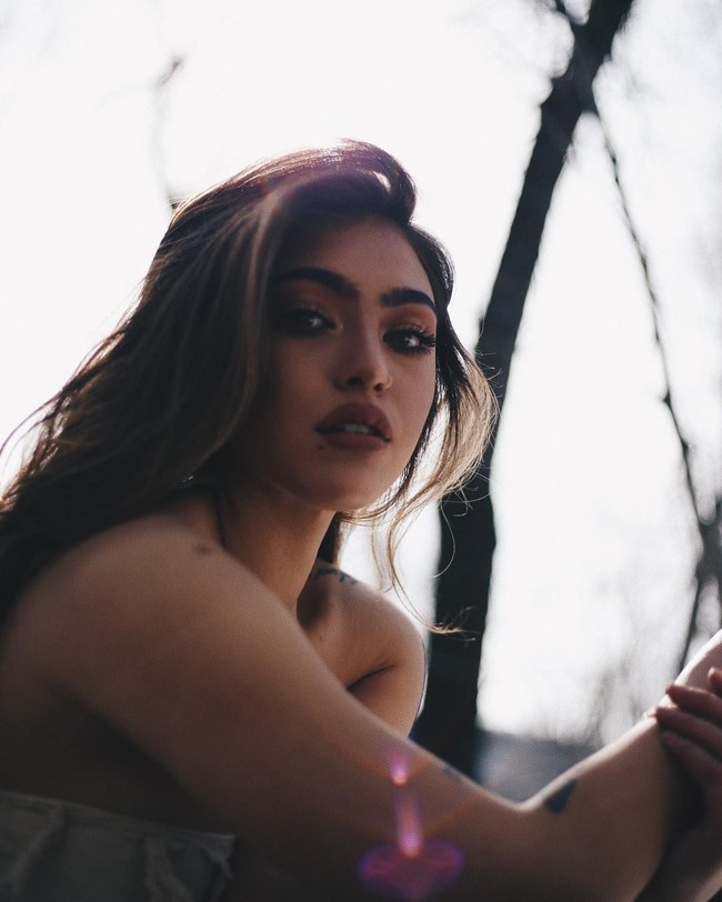 Natalia Skye jadi perbincangan karena memposting foto mesra dengan Bieber di akun Instagramnya. Bukan hanya satu, tapi dua foto, salah satunya Justin sedang mencium punggung Natalia. Meski mesra, caption Just Friends tertulis saat itu. Foto: Dok. Instagram