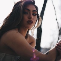 Natalia Skye jadi perbincangan karena memposting foto mesra dengan Bieber di akun Instagramnya. Bukan hanya satu, tapi dua foto, salah satunya Justin sedang mencium punggung Natalia. Meski mesra, caption Just Friends tertulis saat itu. Foto: Dok. Instagram