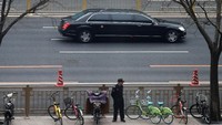 Sementara itu, sejumlah reporter Reuters di Beijing melaporkan keberadaan iring-iringan kendaraan panjang, termasuk sebuah limosin dengan kaca jendela sangat gelap, di Beijing. (Foto: Dok. REUTERS/Jason Lee)