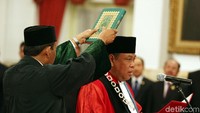 Arief mengucapkan sumpah secara Islam. Arief bersumpah akan menjalankan tugas sebagai hakim MK dengan sebaik-baiknya.