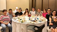 Marcus bersama keluarga Agnes saat merayakan hari ulang tahun calon ayah mertua. (Foto: instagram @doctoragnes)