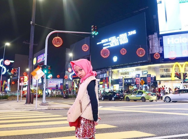Putri terkecil di keluarga Halilintar, Saleha Halilintar juga sudah pintar bergaya. Di usianya yang masih sekitar 7 tahun, Saleha sering tampil mencuri perhatian di Instagram-nya. Foto: Instagram