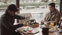 Ini saat Glenn Alinskie sedang berada di Jepang. Aktor yang satu ini masih kece walau sudah memiliki seorang anak. Begini cara Glenn memakan fluffy pancake yang jadi menu sarapannya kala itu. ia memilih untuk menyiramnya dengan madu. Foto: Instagram @glennalinskie