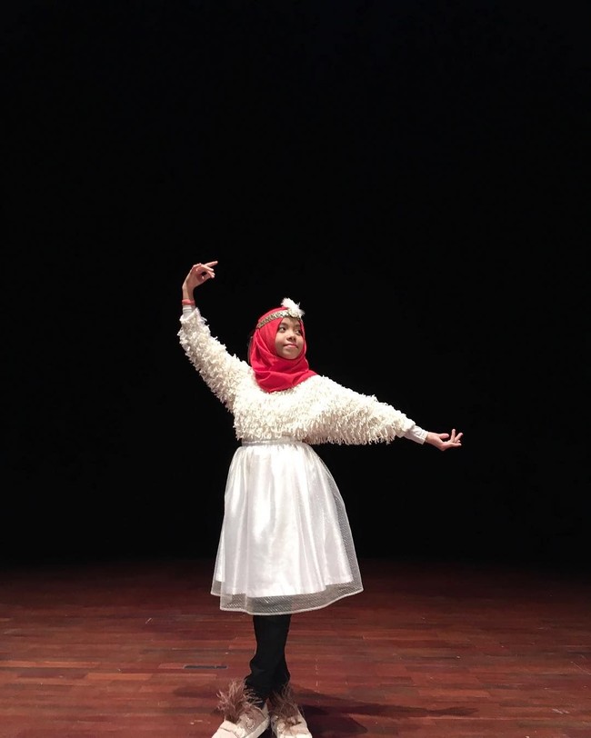 Sesuai dengan usianya, gaya Fatimah lebih imut dan playful dibandingkan kakak-kakaknya. Ia sering memakai rok tutu atau aksesori berbentuk pita di kepala. Foto: Instagram