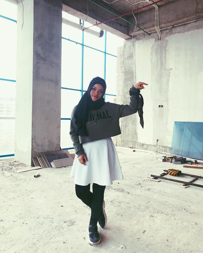 Adik Sohwa, yaitu Sajidah Halilintar juga punya gaya yang mirip dengan sang kakak. Sajidah yang berbeda satu tahun dengan Sohwa juga sering memilih pashmina sebagai hijab sehari-harinya. Foto: Instagram