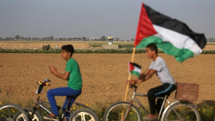 Palestinians attend a marathon near the border with Israel, in the southern Gaza Strip March 26, 2018. REUTERS/Ibraheem Abu Mustafa    TPX IMAGES OF THE DAY