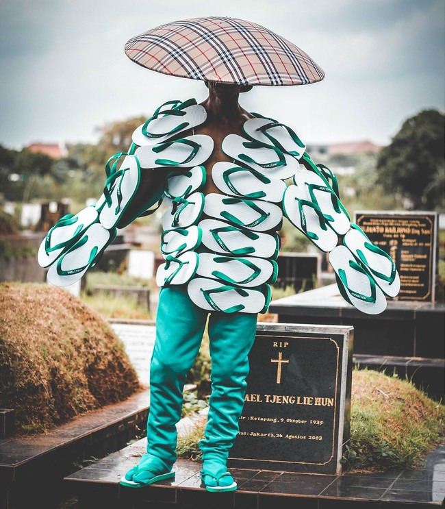 Karya Arnold Putra begitu unik karena bukan hanya menggunakan sandal jepit sebagai busana, tapi juga melakukan pemotretan di area pemakaman Karet Bivak. Foto: Instagram Arnold Putra