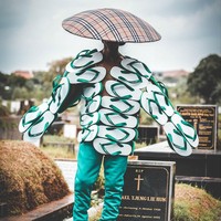 Karya Arnold Putra begitu unik karena bukan hanya menggunakan sandal jepit sebagai busana, tapi juga melakukan pemotretan di area pemakaman Karet Bivak. Foto: Instagram Arnold Putra