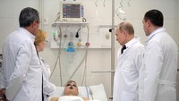 Putin juga menjenguk korban luka yang dari kebakaran mal yang masih dirawat di RS.