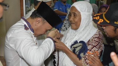 Menengok Kebiasaan Gubernur Kalteng Cium Tangan Orang Tua