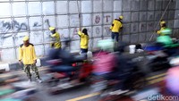 Pengecetan ini dilakukan siang malam.