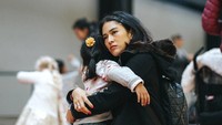 Ia pun tampak menenangkan sang putri, Ishana yang ngambek karena diganggu sang kakak. (Dok. Instagram/therealdisastr)