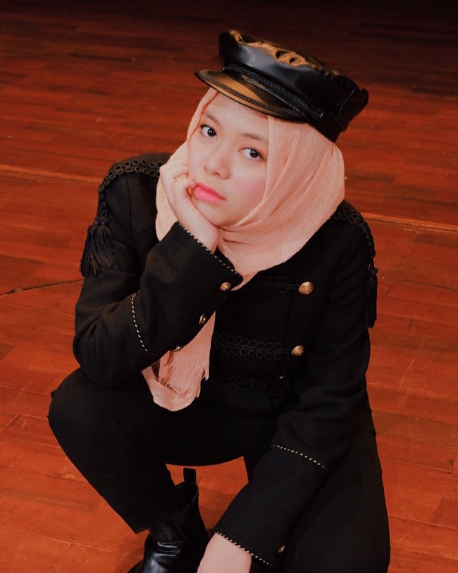 Anak keduanya, Sohwa Mutamima juga memiliki gaya hijab yang khas. Ia hampir selalu mengenakan pashmina berbahan viscose di kesehariannya. Foto: Instagram