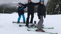 David Beckham juga suka mengajak 3 putranya bermain ski (davidbeckham/Instagram)