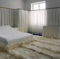 Tidak jelas apa konsep dari kamar tidur serba putih ini. Foto: Instagram @pleasehatethesethings