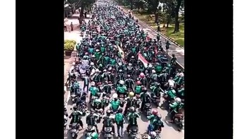 Ramainya massa yang mengikuti demo membuat jalanan penuh sesak oleh ojek online, lengkap dengan motor dan atribut yang dikenakanya. (Foto: Screenshot Twitter)