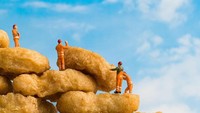Untuk mempromosikan 24 buah Chicken McNuggets seharga AUD 9.95, McD mengunggah foto nugget yang dijadikan fondasi. Lengkap dengan para pekerja konstruksi yang seolah sedang menyusunnya. Foto: Instagram mcdonaldsau