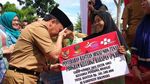 Menengok Kebiasaan Gubernur Kalteng Cium Tangan Orang Tua