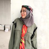 Sohwa sering bergaya nyentrik seperti memakai headband seperti ini. Di kesehariannya, Sohwa sering memakan busana atasan oversized seperti jaket, sweater ataupun kaos. Foto: Instagram