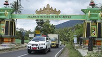 Hilir lalu lalang di perbatasan Teluk Semaka