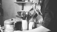 Kekasih Prilly Latuconsina ini masuk dalam jejeran artis yang berwajah tampan. Ini gayanya saat sedang meracik lemon tea. Duh, seksi ya! Foto: Instagram @bouttier_maxime