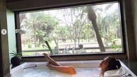 Ia juga mengunggah foto kala dirinya tengah berendam di bathup. Foto: Instagram / inijedar