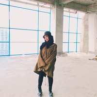 Abqariyyah yang merupakan anak kelima ini juga senang memakai topi sebagai aksesori hijabnya. Ia pun sering memilih atasan oversized dipadukan dengan skinny jeans untuk tampilan sehari-harinya. Foto: Instagram