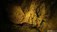 Menariknya, traveler juga bisa masuk ke dalam bekas tambang emas. Ini loh emas yang belum ditambang (Randy/detikTravel)