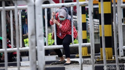 Foto: Aksi Nekat Penyeberang Jalan Terobos Pagar Pembatas