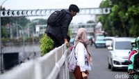 Sebagian dari mereka menyeberang dengan melompati pagar.