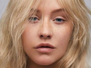 Cantik Natural! Christina Aguilera Muncul Tanpa Makeup di Cover Majalah