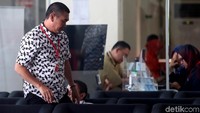 Dia menggunakan kemeja putih bermotif kotak-kotak hitam. Calon petahana di pilkada kota Malang ini tidak memberikan keterangan soal kasusnya.