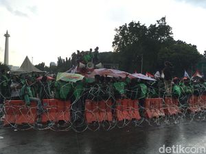 Hujan Deras Turun, Driver Ojol Bertahan Tunggu Kawan dari Istana