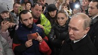 Putin juga menemui keluarga dari korban kebakaran mal. Dalam penyelidikan awal, para penyidik Rusia menyebut pintu keluar darurat di mal tersebut ternyata ditutup secara ilegal. Sistem alarm kebakaran di gedung mal itu juga tidak berfungsi sempurna.