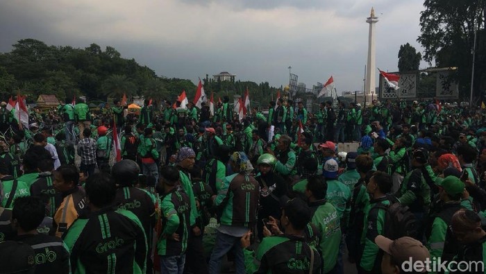 Driver ojek online melakukan long march menuju Istana. Foto: Indra Komara/detikcom Driver ojek online melakukan long march menuju Istana. Foto: Indra Komara/detikcom