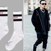 G-Dragon mengoleksi kaus kaki putih dari Vetements yang dipakai dengan meninggikan ujung celana untuk memamerkan kaus kakinya. Yang satu ini dijual US$ 85 atau Rp 1,1 juta. Foto: Istimewa