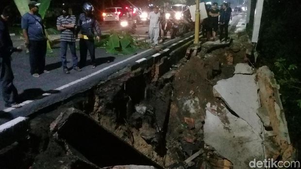 Hujan deras yang mengguyur Jambi sejak sepekan lalu, membuat trotoar di kawasan Kelurahan Payo Lebar, Kecamatan Jelutung, Jambi amblas. 