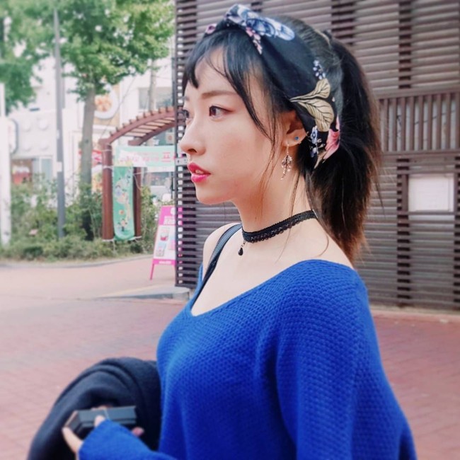 Choi Go Ara telah lulus dari Universitas Hanoi dan mengajar bahasa Vietnam. Tak hanya populer karena kecantikannya, Go Ara juga mencuri atensi karena gaya busananya yang stylish. Foto: Instagram