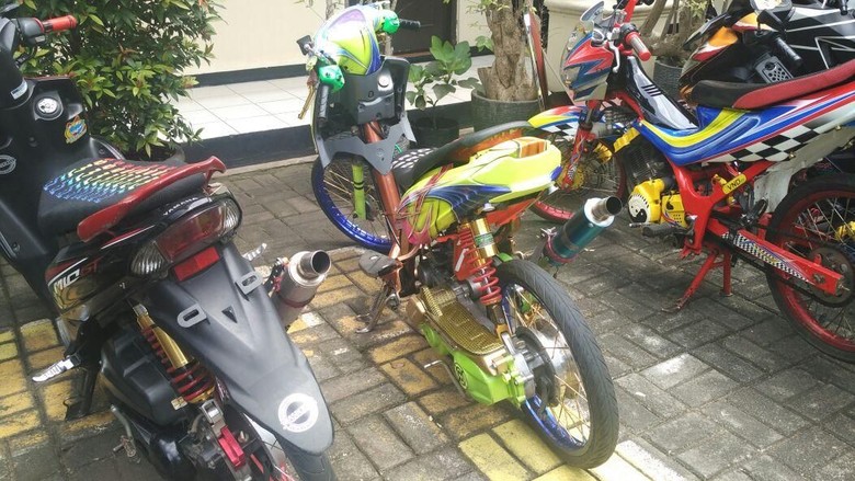 Penjual Motor Bodong via Facebook Ditangkap di Kembangan Jakbar Penjual Motor Bodong via Facebook Ditangkap di Kembangan Jakbar