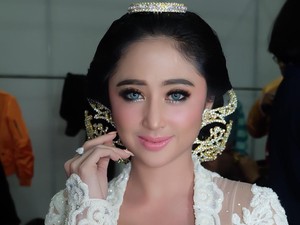 Ayu Tenan, Dewi Persik Tampil dengan Makeup Flawless di 