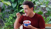  Ini gaya makan suami dari penyanyi cantik bersuara emas, Raisa. Saat itu Hamish terlihat sedang melahap semangkuk bubur oat dengan topping buah stawberry. Foto: Instagram @hamishdw