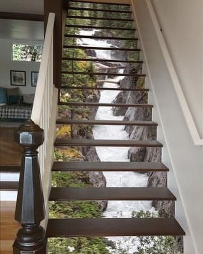 Sebuah akun Instagram didedikasikan khusus untuk mengabadikan desain-desain interior rumah yang unik. Akun bernama @pleasehatethesethings itu pun digagas oleh Dina Holland, interior desainer yang sering menemukan desain rumah aneh dan memutuskan untuk mengunggahnya di Instagram. Salah satu desain teraneh yang ditemukan Dina adalah tangga rumah dengan pemandangan sungai ini. Foto: Instagram @pleasehatethesethings