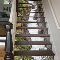 Sebuah akun Instagram didedikasikan khusus untuk mengabadikan desain-desain interior rumah yang unik. Akun bernama @pleasehatethesethings itu pun digagas oleh Dina Holland, interior desainer yang sering menemukan desain rumah aneh dan memutuskan untuk mengunggahnya di Instagram. Salah satu desain teraneh yang ditemukan Dina adalah tangga rumah dengan pemandangan sungai ini. Foto: Instagram @pleasehatethesethings