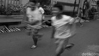 Beberapa dari mereka berlari untuk dapat melompat serta menunggangi lawan dalam permainan.